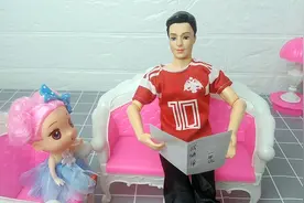 成绩单下来了，乐乐没考好，爸爸没生气还表扬她