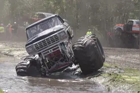 超级改装大轮车比赛，画面激烈视频封面