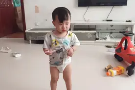 121_姐姐拉粑粑在裤裤里，一个劲的恶心还以为粑粑掉出来了