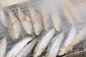 沙丁鱼怎么烤好吃？来看看国外阿姨是如何烹制的。视频封面