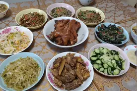 在会宁大年三十吃长面，寓意长长久久，平平安安事业更上一层楼。视频封面
