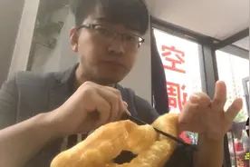 西安本地出差，吃完早餐，拉着箱子到达目的地，尽然在一条小吃街视频封面