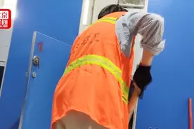 尴尬！男士如厕女保洁打扫卫生 男士为配合清扫躲角落提裤子视频封面