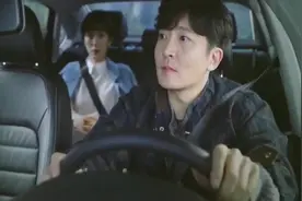 小伙开网约车遇到前妻，只能从后视镜偷偷看她，像极了爱情！