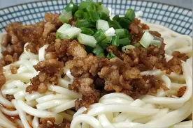 成都特色名小吃担担面，详细的做法和窍门都有，安逸得很