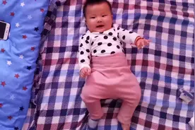 六个月宝宝老是打自己，自残，这宝宝换能要不视频封面