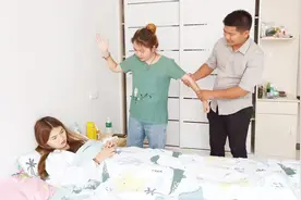 儿媳生三胞胎女儿，婆婆嫌弃上去就是一巴掌，不料儿子送她张车票视频封面
