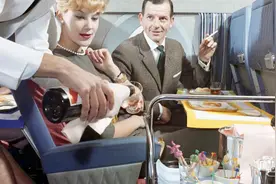 20世纪60年代的飞机头等舱，既能抽烟也能喝酒点菜，就像大派对视频封面