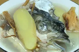 草鱼头不要再扔了，炖一锅营养汤，喝了倍精神视频封面
