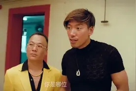 和他在一起吃饭要注意了，因为随时准备掀桌子