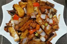 一道家常蘑菇烧茄子，味道鲜美，营养健康。