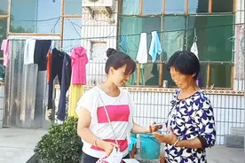 农村儿媳帮婆婆去修手机，换个屏花了60块钱，贵不贵？视频封面