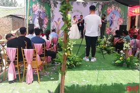 河南周口：朋友进行结婚典礼，司仪这招太厉害了，现场都感动哭了视频封面