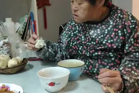 我多给老师发红包8块钱，老师返回来了，我问老妈该不该收。视频封面