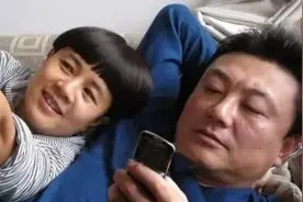 金龟子刘纯燕和老公王宁KTV献唱 两人深情对视爱意满满