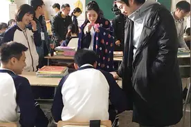 学生上课偷看课外书被抓，老师一顿痛批，这嘴皮子真溜啊视频封面