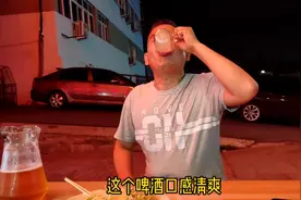 青岛地区排名第三的啤酒，看看老王一扎分成了几杯喝
