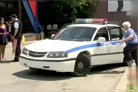 恶搞路人：光天化日老太太撬车玩，胆子真大，警车开起来就跑笑哭视频封面
