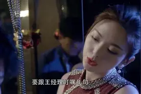 美女打开车门要上车 却被人从背后敲晕了 直接绑上了面包车