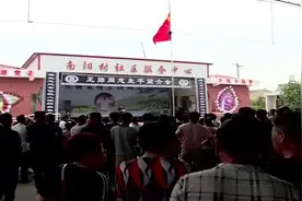 救人英雄王帅追悼会今天（7月16日）举行  上千名群众含泪送别视频封面