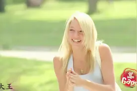 老外街头恶搞 奇怪大叔卖冰淇淋 这里有好多美女