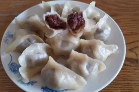 土豆淀粉加面粉做的皮Q弹筋道，晶莹剔透，馅大皮薄的豆沙蒸饺