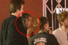奥巴马女儿街头肆意抽烟又被拍下，被指遗传奥巴马，还曾抽大麻？视频封面