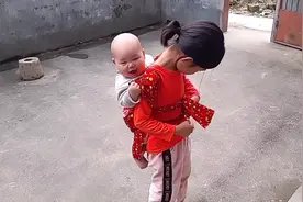 姐姐背弟弟弟弟笑的好开心啊，就是背的不久姐姐就说累了视频封面