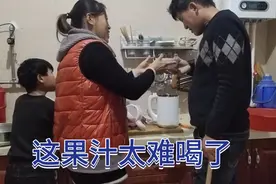 用刚买的豆浆机打果汁喝，研究半天才转 ，打出的果汁太难喝了