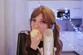 外国姐姐吃苹果助眠 声音好听视频封面