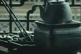 烧红的铁丝逼近眼睛，男子眼睛一眨不眨一步都不退，这胆量我佩服视频封面
