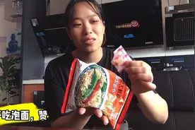 80后干吃方便面正确方法，加上配料口感脆脆太香了，满满童年回忆