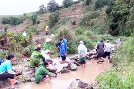 晓楠在水里摸鱼摸到了什么？被吓到大叫一声，赶紧往后退回