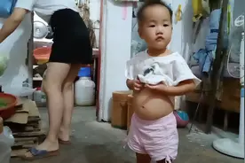 一岁多的宝妈宝没伴玩，看她平时是怎么在家玩的吧！视频封面