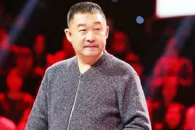 刘桦与关喆等好友聚会，酒后“礼尚往来”亲吻朋友脸颊被嫌弃视频封面