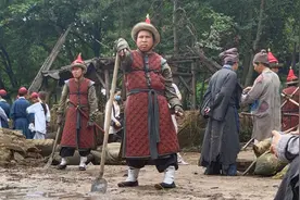 群众演员一月拍戏26天 工资发了6700元 就是夏天穿古装太热了