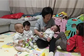 自从有了三胞胎弟妹，姐姐总能找到逗他们的各种乐趣视频封面