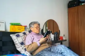 奶奶用智能手机看视频，一不小心就点收藏了怎么办，方法在这里视频封面