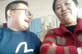 孙子精神病发疯，奶奶问他问题，他却疯了回答！结局爆笑！视频封面