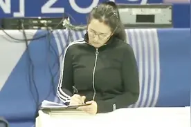 巩俐现身女排训练场地，边看边做笔记，曾担心演不好郎平视频封面