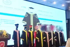 厦门一高校自创学位服，细节处处有内涵，网友却吐槽像道袍寿衣