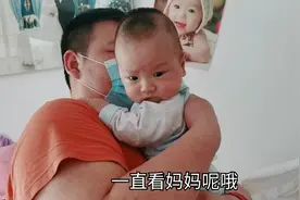 100天宝宝脑袋总是往左偏，宝妈发愁想往右边引！咋办呢？视频封面