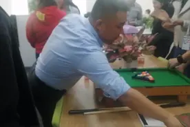 见过这么多人一起过生日吗？还有很多好玩的游戏，太有意思了。