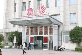 小伙和女友吵架气到中毒，手变“鸡爪”视频封面