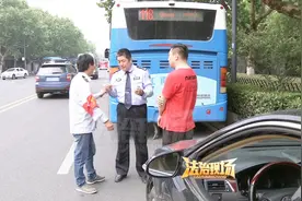 路口公交车和私家车挤一块  变道并道要分清   礼让也有先和后视频封面