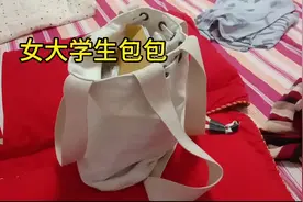 小伙收破烂在废品堆捡到女大学生丢失的一个包包，包里有啥呢视频封面