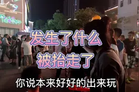 这是发生了什么？三辆警车开进人山人海的夜市，还有被抬出来的。视频封面