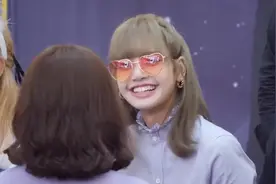 黑色粉色（BLACKPINK）收到heart墨镜礼物的LISA眼睛上掉了蜜视频封面