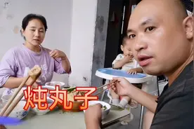 用大骨猪蹄汤炖丸子，味道还可以，儿子最爱吃视频封面