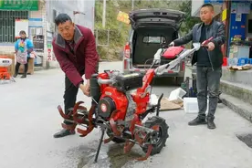 朋友花2800买了一台旋耕机不会使用，爸爸教他耕地，朋友累趴了视频封面